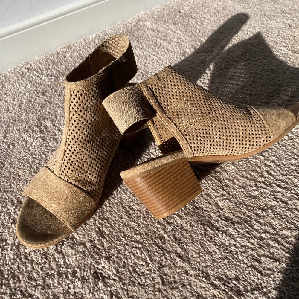 Beige mesh wedges